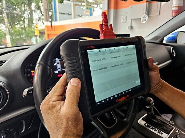 Diagnóstico com scanner em carro de câmbio automático