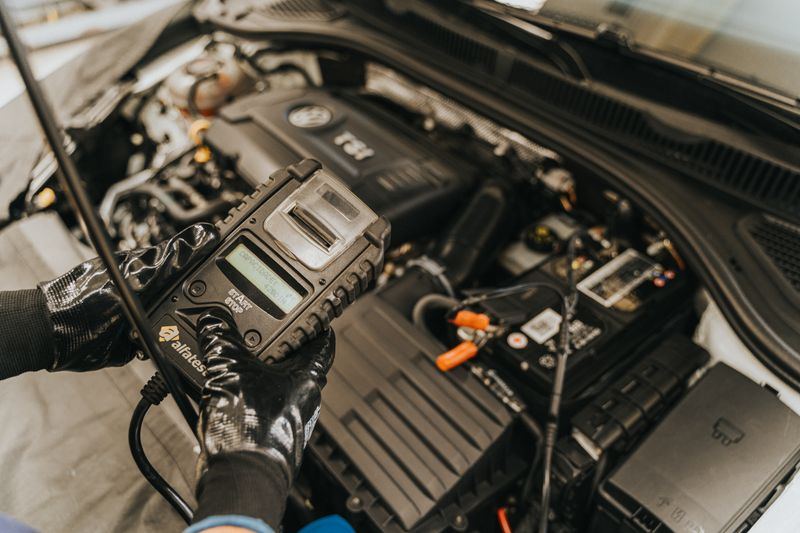 Teste de bateria em motor de carro